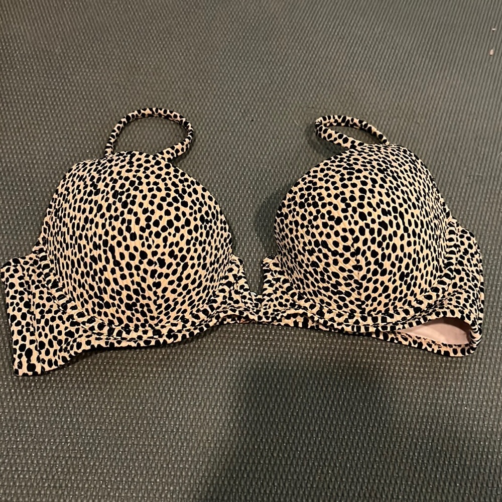 Never worn, no tags Shade and Shore push up bikini top